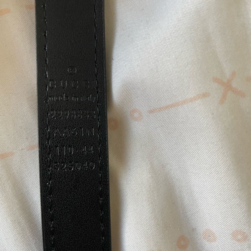 purchased this belt from poshmark and need help to identify its authenticity.